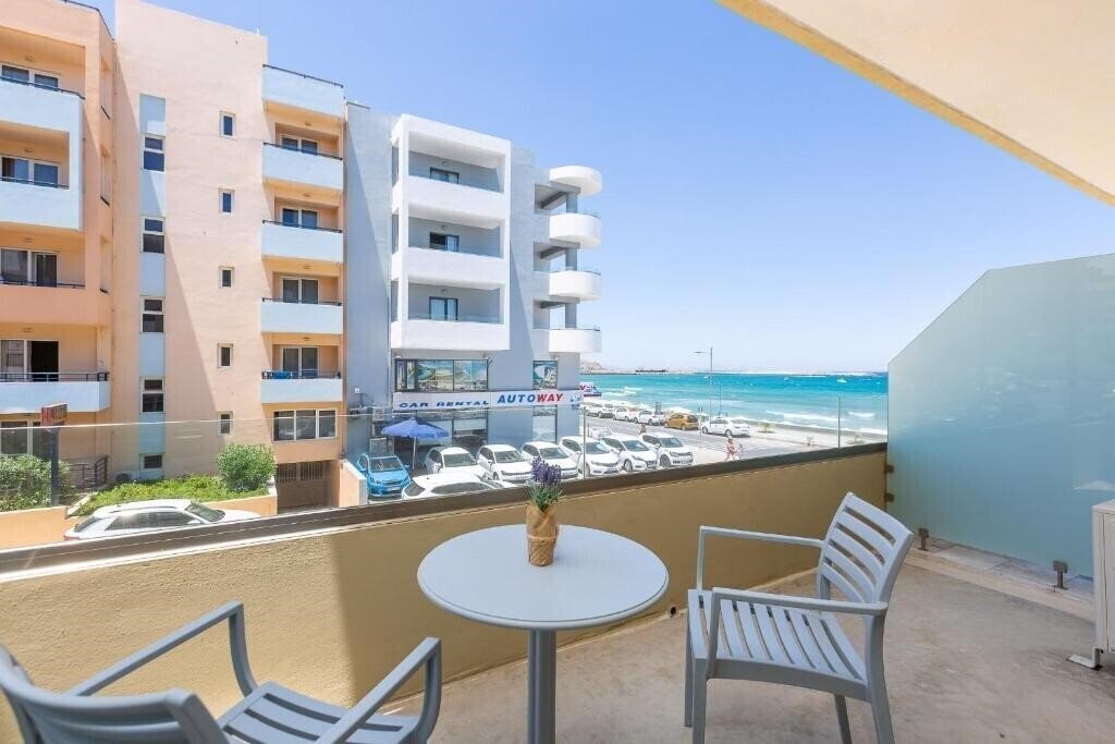 Отель Meltemi Coast Suites 4*