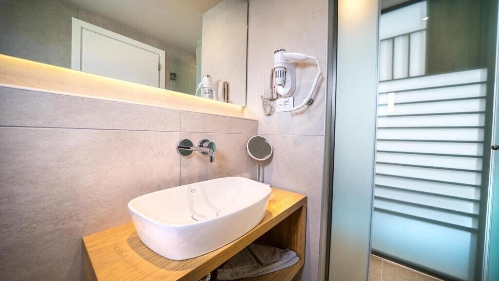 Adele Beach Hotel 4* фотосуреті