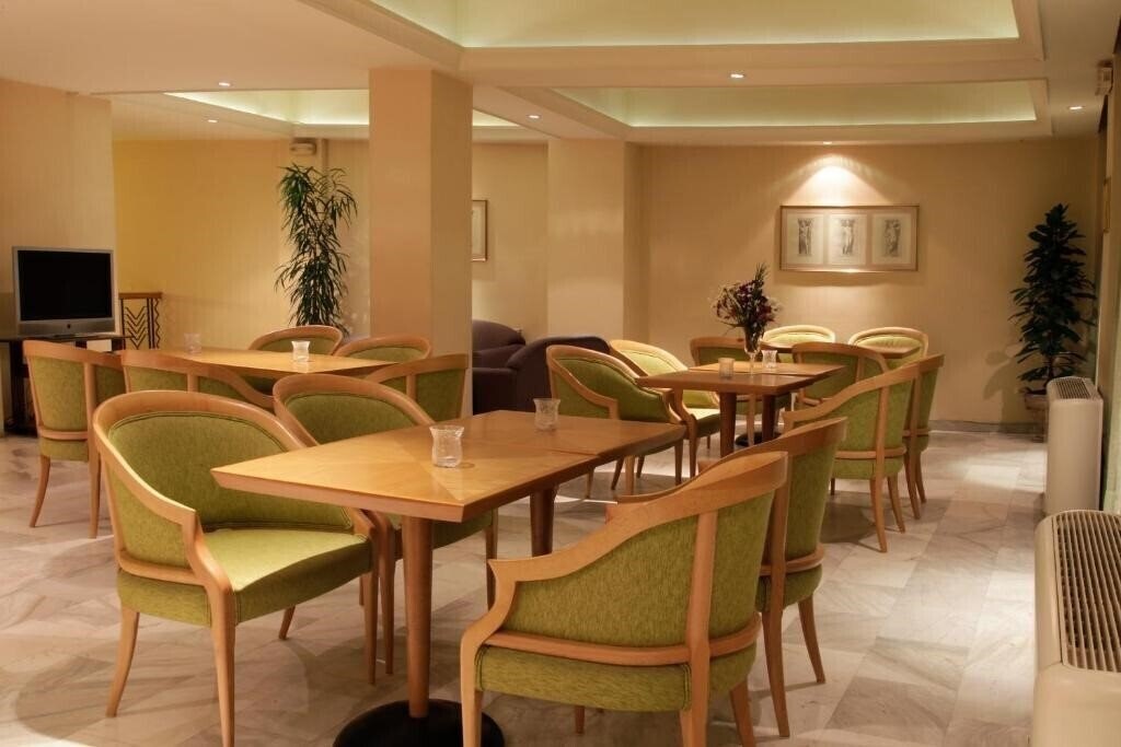 Pella Hotel 2* суреті