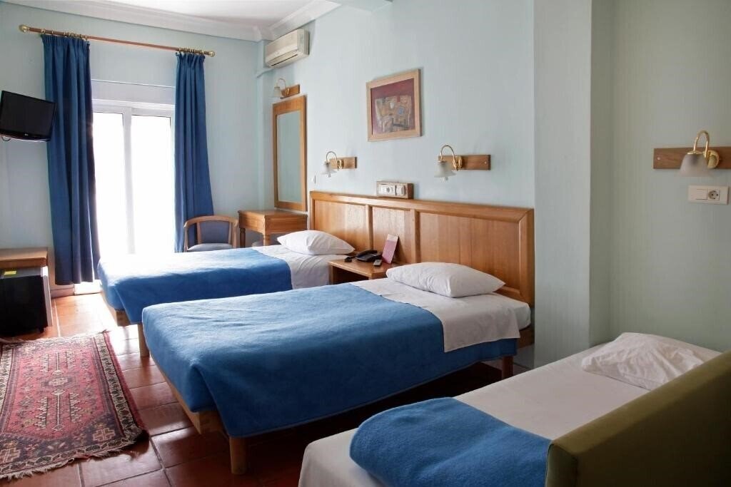 Pella Hotel 2* суреті