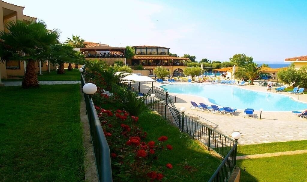 Отель Village Mare 4*