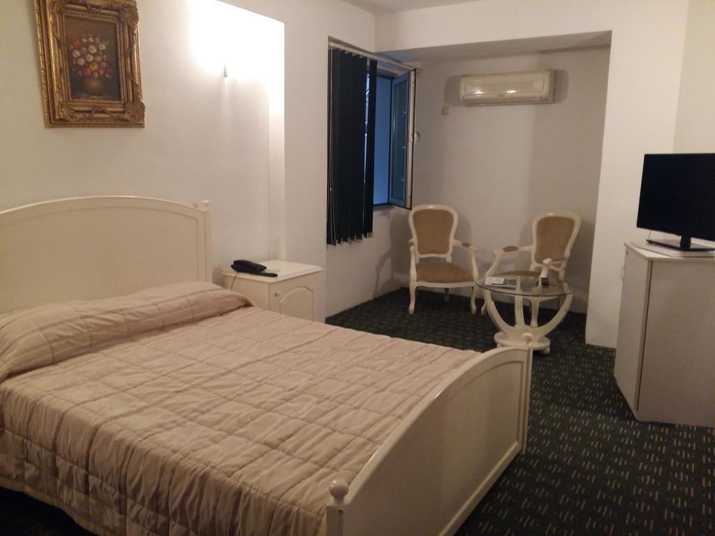 Отель Aliki 4*