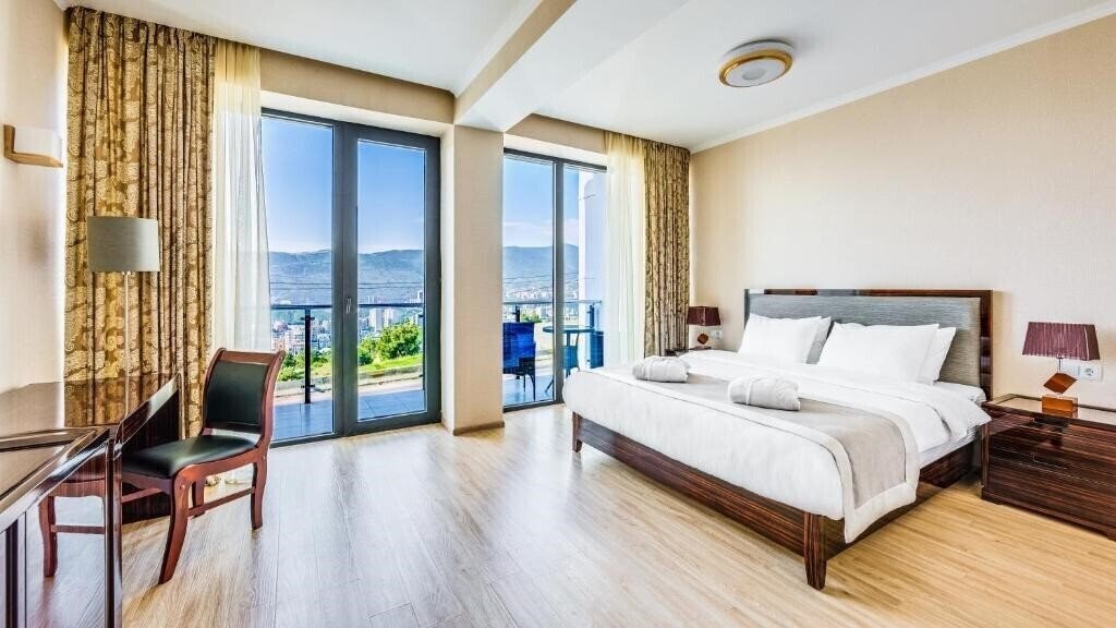 Lisi Hills Hotel 3* қонақ үйі