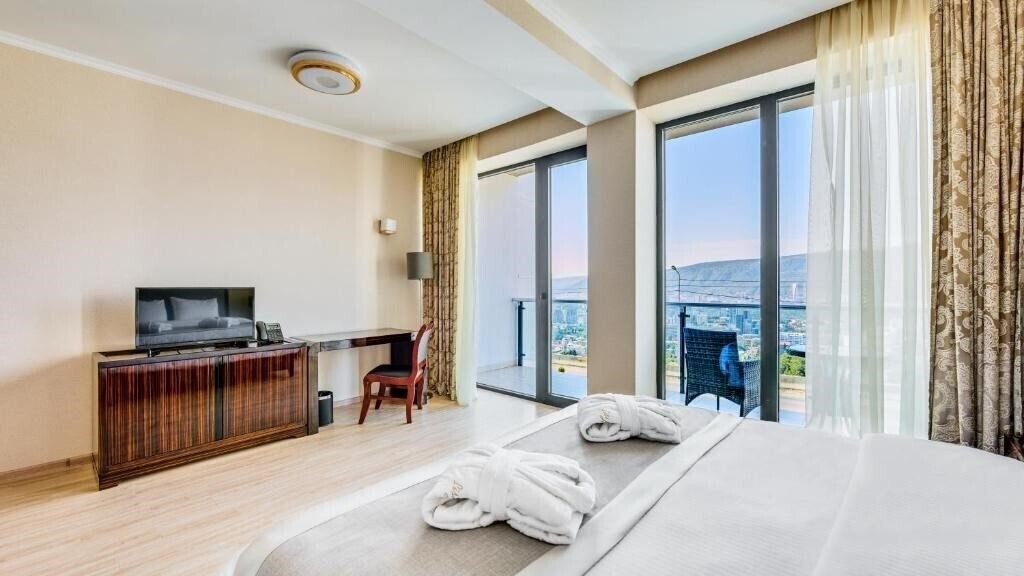 Lisi Hills Hotel 3* суреті