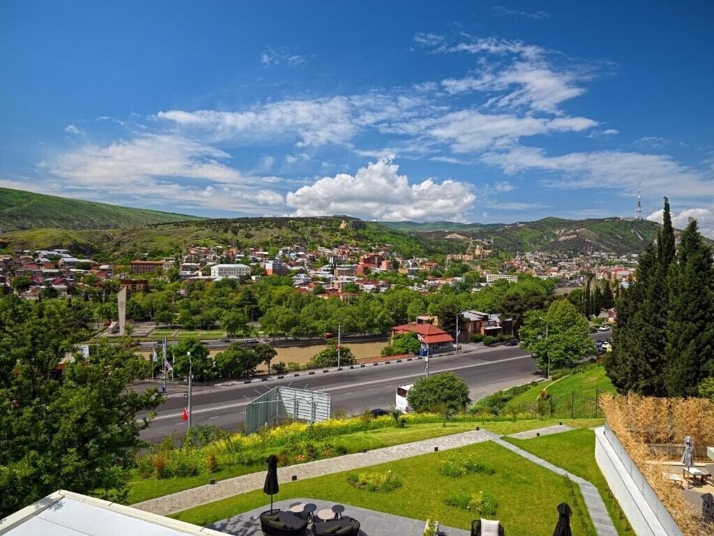 Sheraton Grand Tbilisi Metekhi Palace 5* суреті