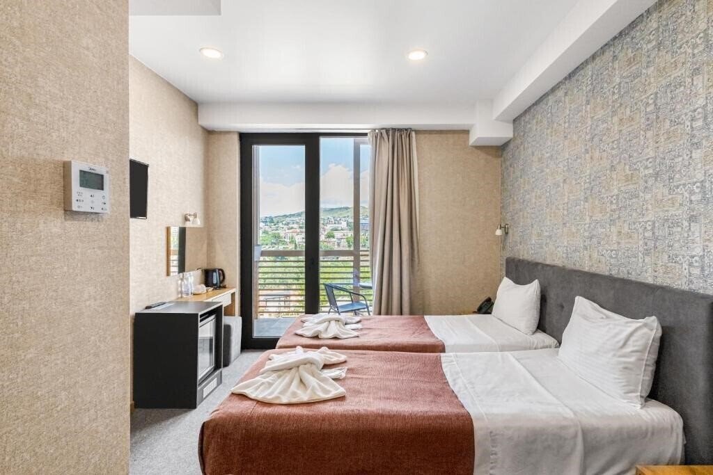Brooch Hotel 4* суреті