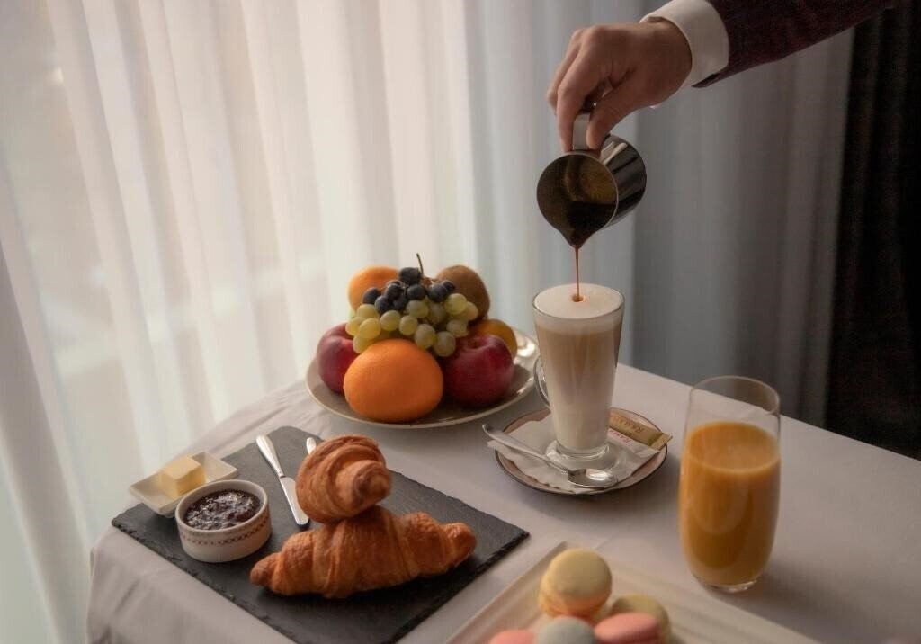 Ramada By Wyndham Tbilisi Old City 4* суреті