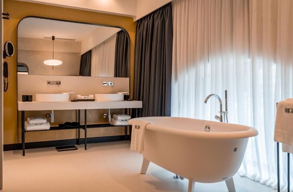 Картинка Monograph Freedom Square 4*