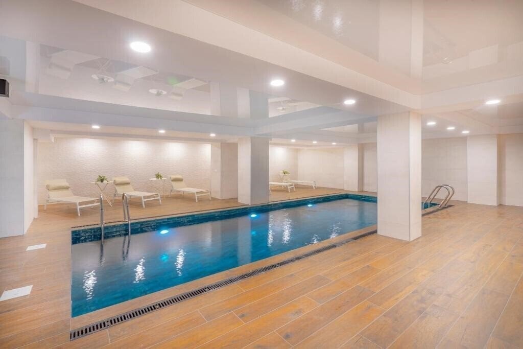 Iris Hotel 4* фотосуреті