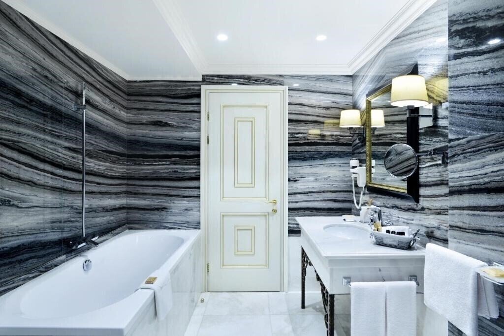 Фотография Ambassador Hotel 4*