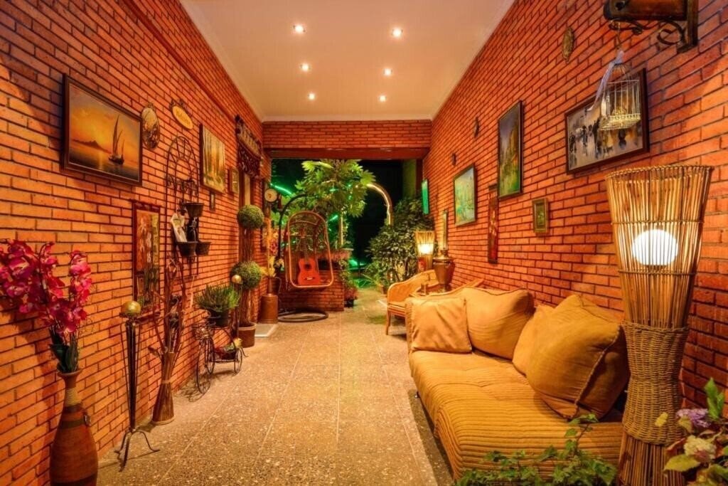 British House 4* қонақ үйі