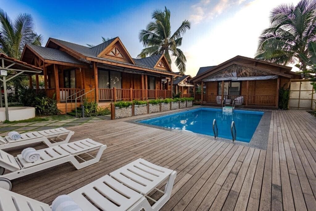 Отель Foxoso Aaristo Baga Beach Resort 4*