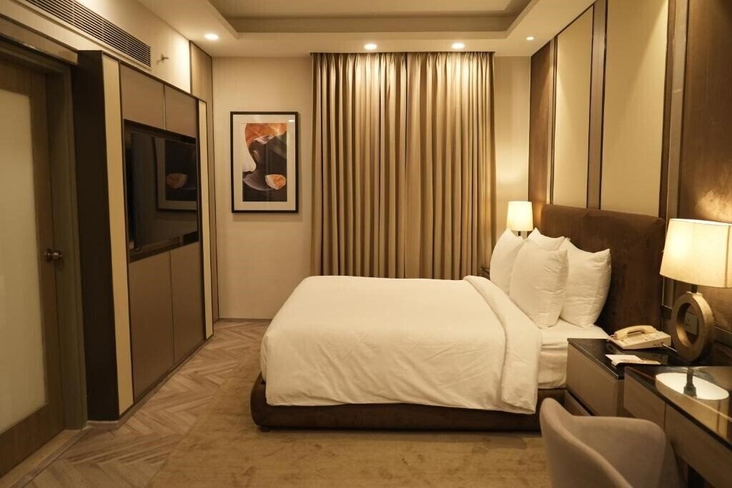 The Suryaa New Delhi (Crowne Plaza) 5* суреті