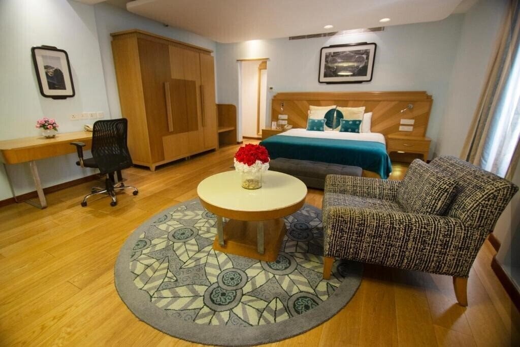 Vivanta By Taj Ambassador 5* суреті