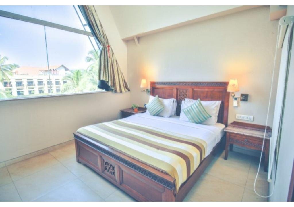 Neelams The Glitz 4* суреті