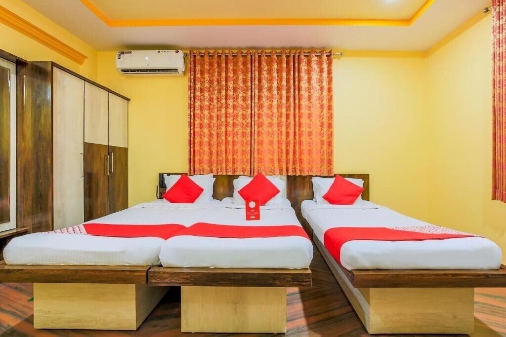 Отель Meera Motels & Residency 1*
