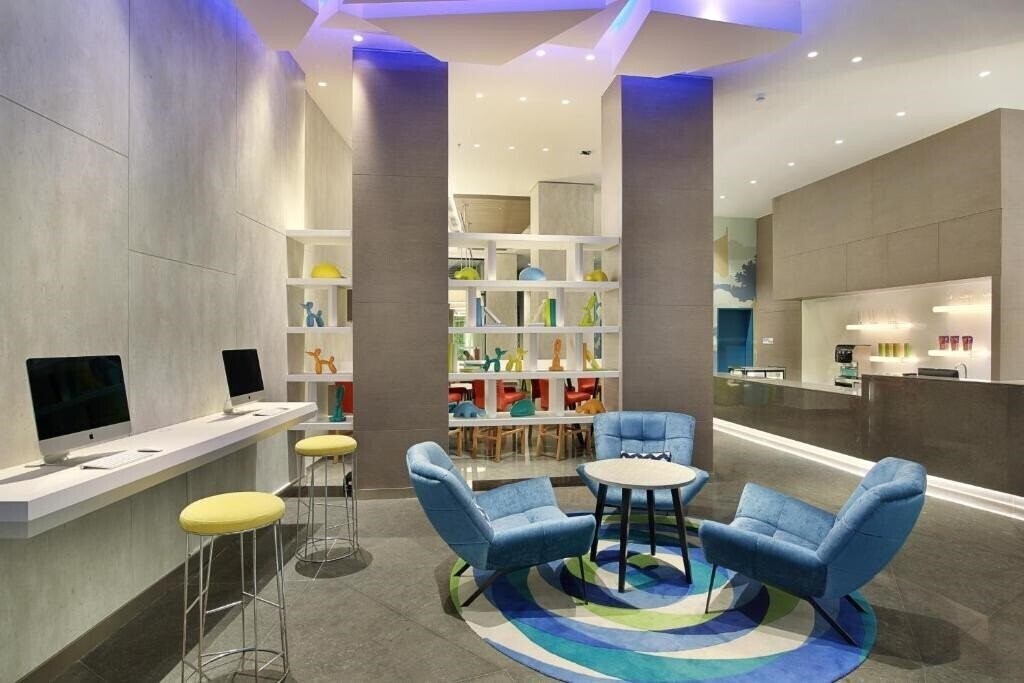 Отель Holiday Inn Express Jakarta Wahid Hasyim 3*