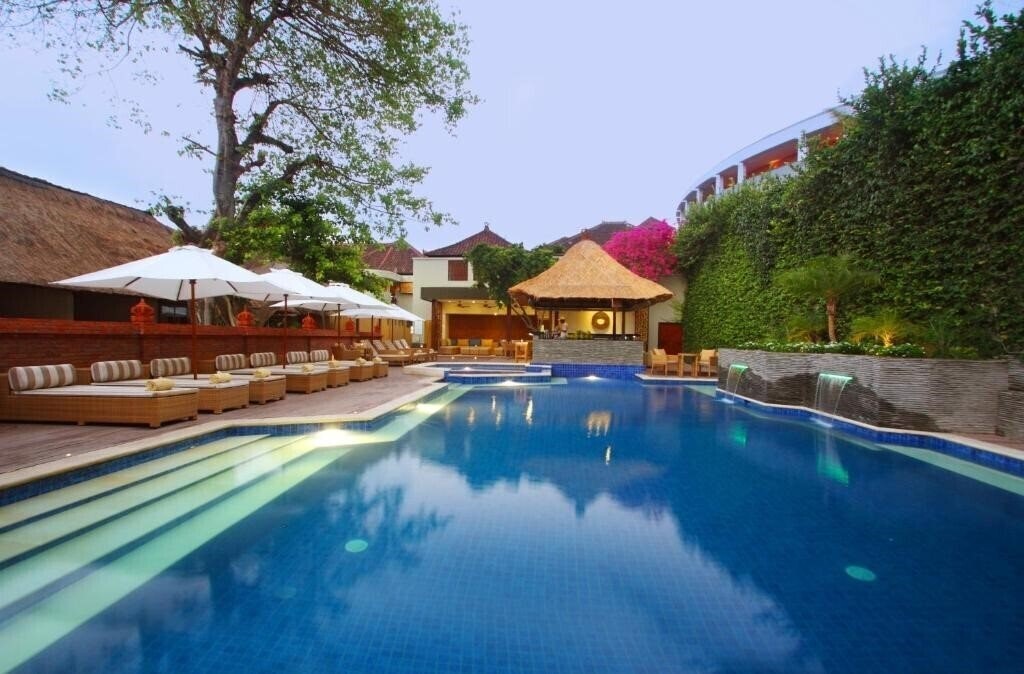 Отель AlamKulKul Boutique Resort 4*