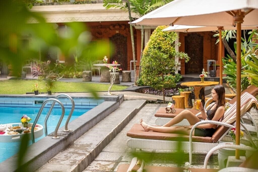 Отель Hotel Lumbung Sari Legian 4*