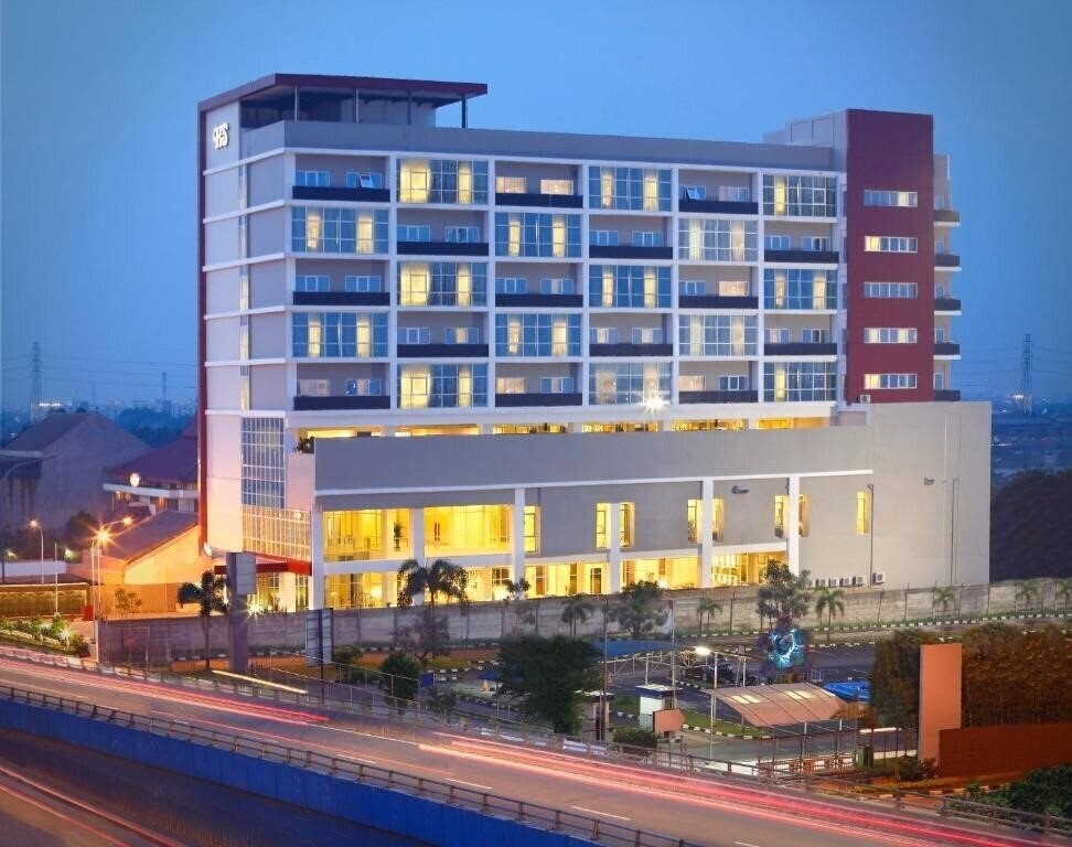 Отель Hotel Santika Cikarang 3*