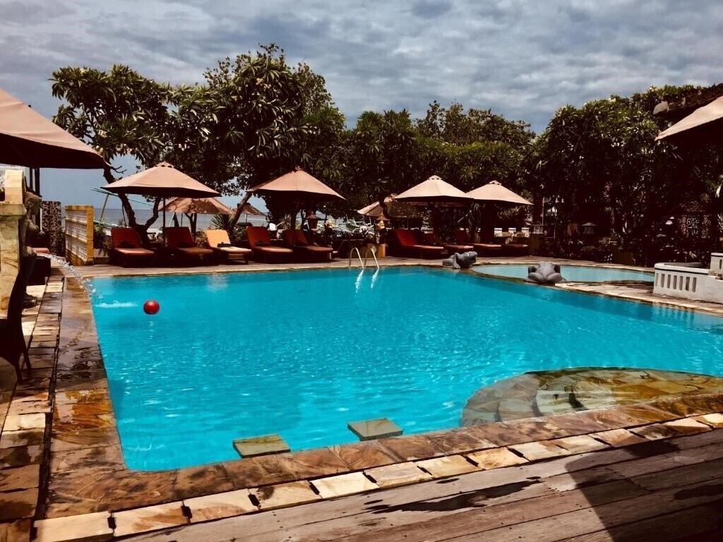 Отель Bali Taman Beach Resort 3*