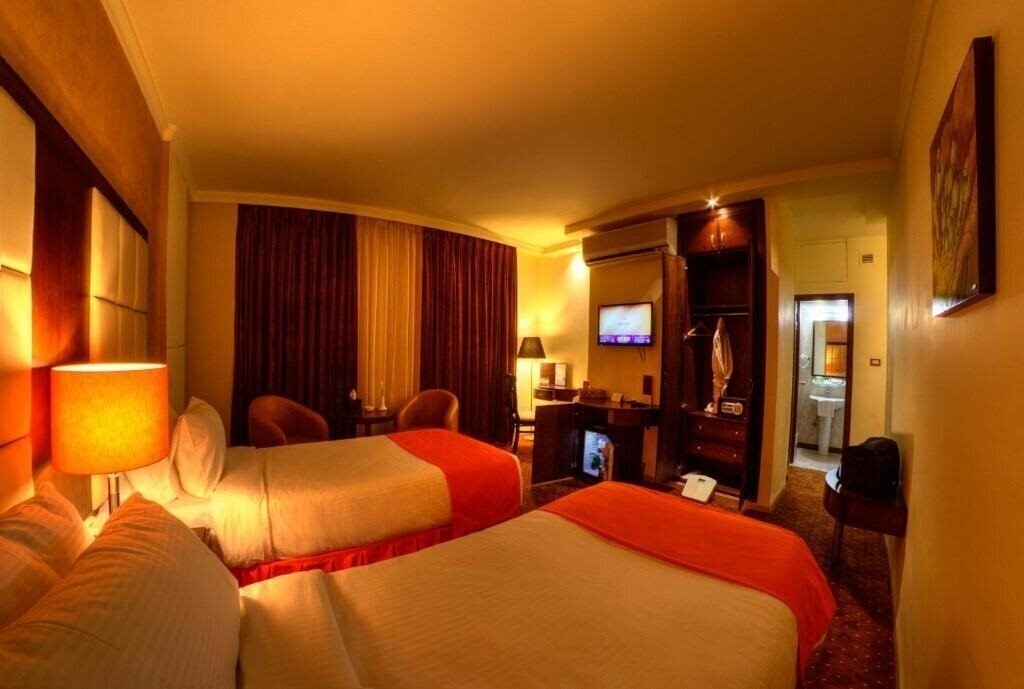 Meneur Hotel 3* фотосуреті