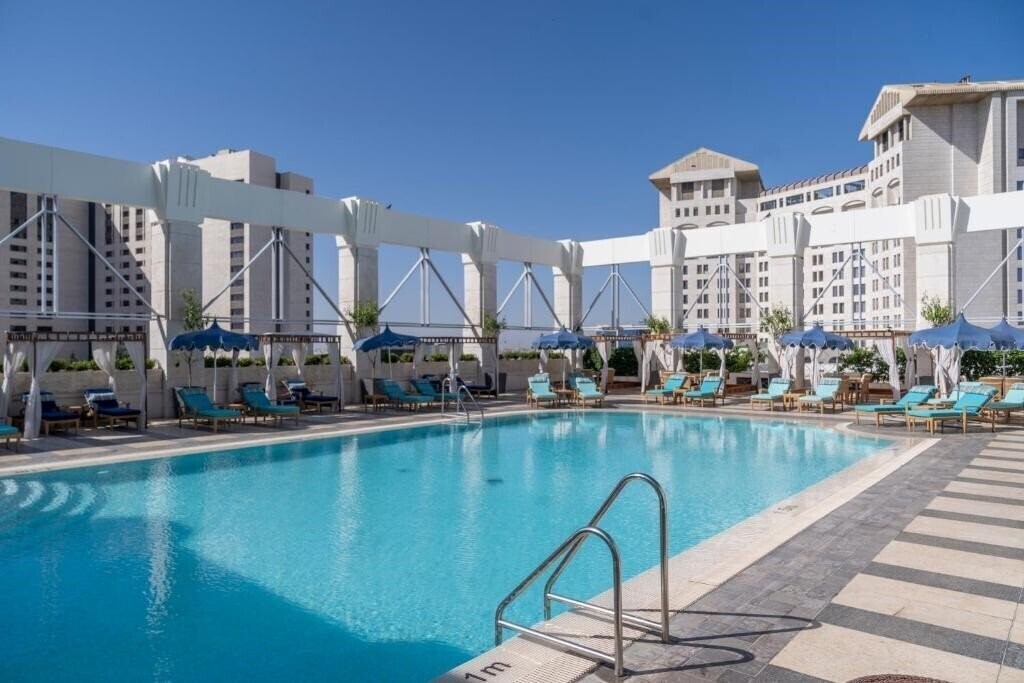 Four Seasons 5* суреті