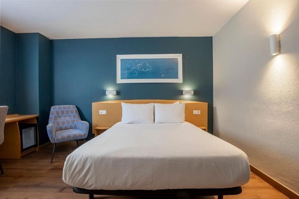 Travelodge Alicante Puerto (ex. Campanile Alicante) 3* қонақ үйі