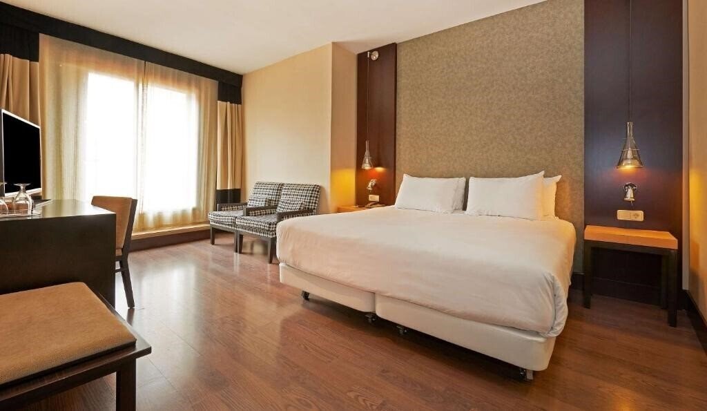 Отель NH Barcelona Eixample (ex. NH Master) 3*