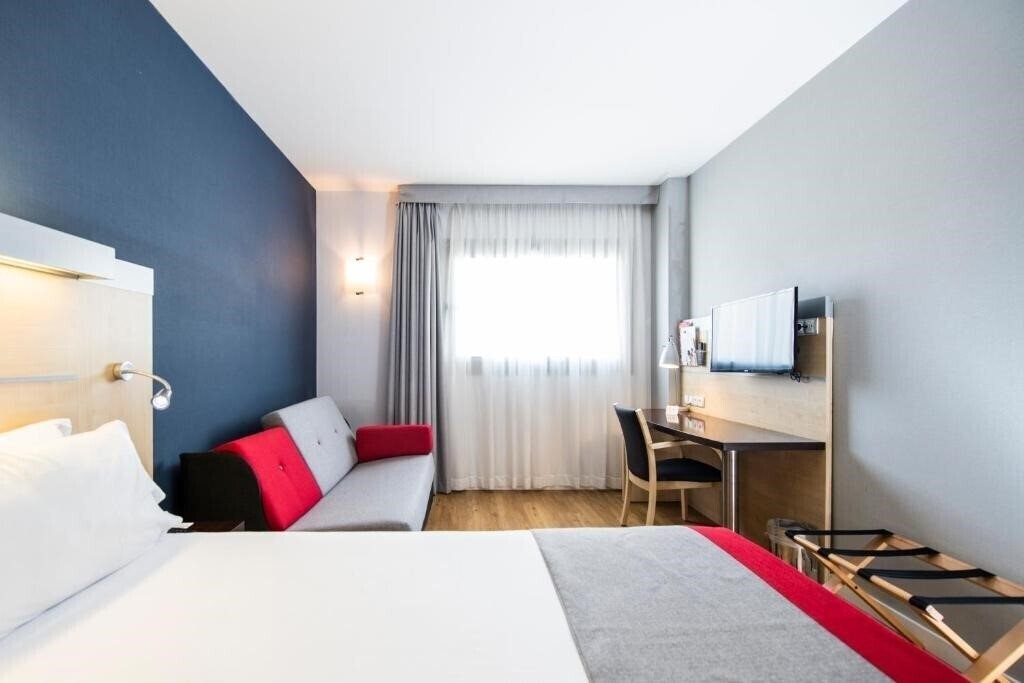 Фото Holiday Inn Express Sant Cugat 3*