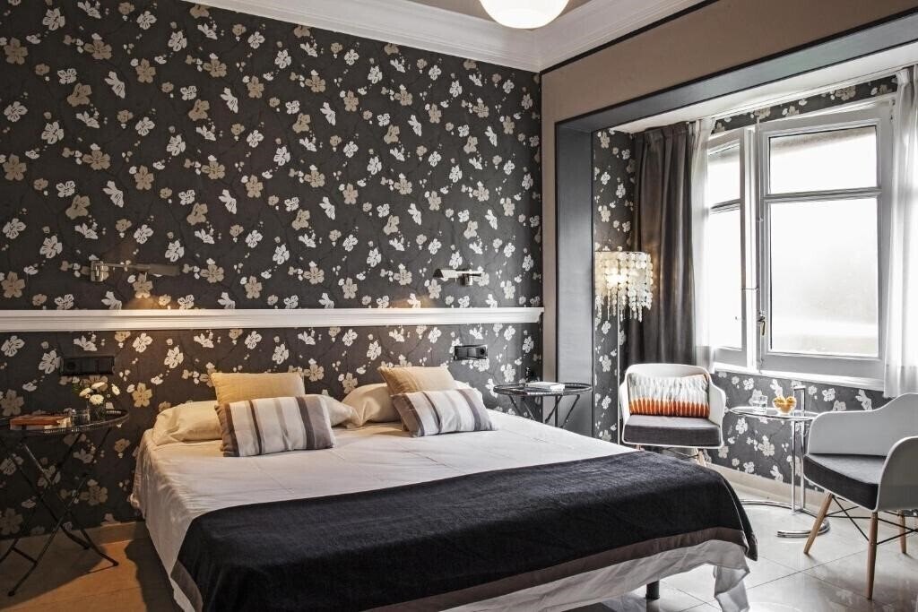 Отель Ainb B&B Eixample Muntaner 2*