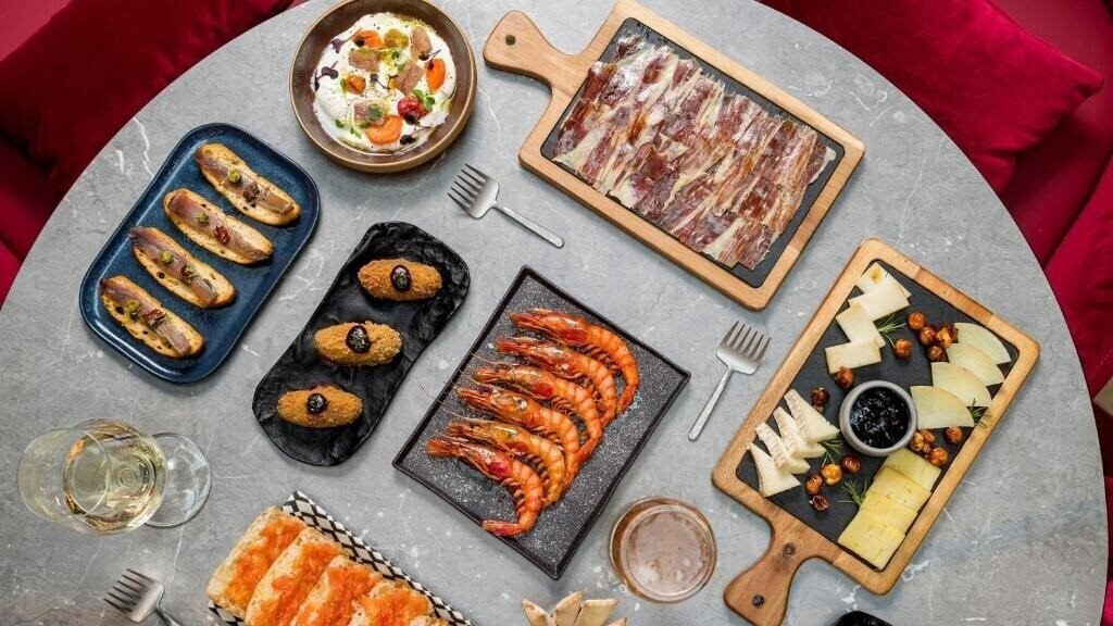 Hotel Indigo Barcelona Plaza Espana, an IHG Hotel (ex. Ayre Hotel Gran Via) 4* суреті