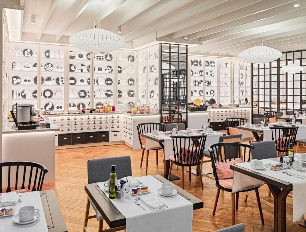 H10 Universitat 4* суреті