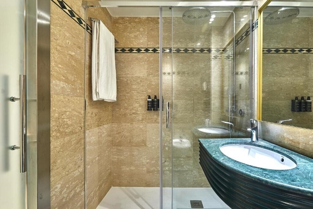 Mitre 3* фотосуреті