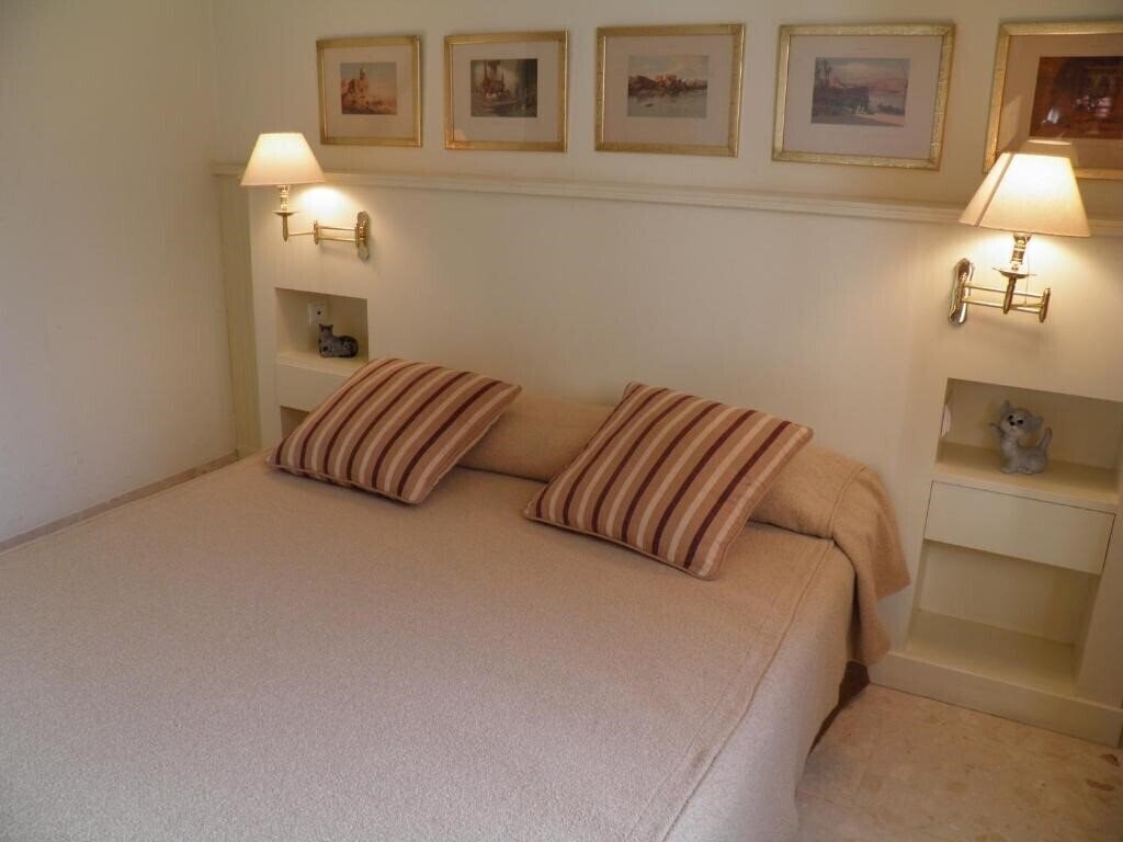 Отель Apartaments St. Jordi Comtal 3*