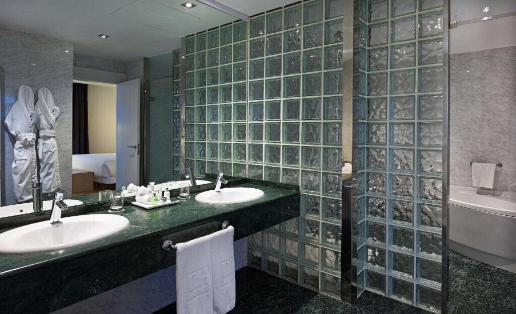 Nh Villa De Bilbao 4* суреті