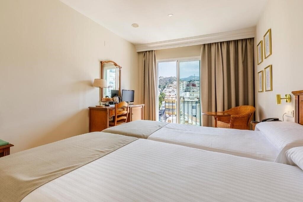 Фото Hotel Almijara - Mares (ex. OYO Hotel Almijara) 3*