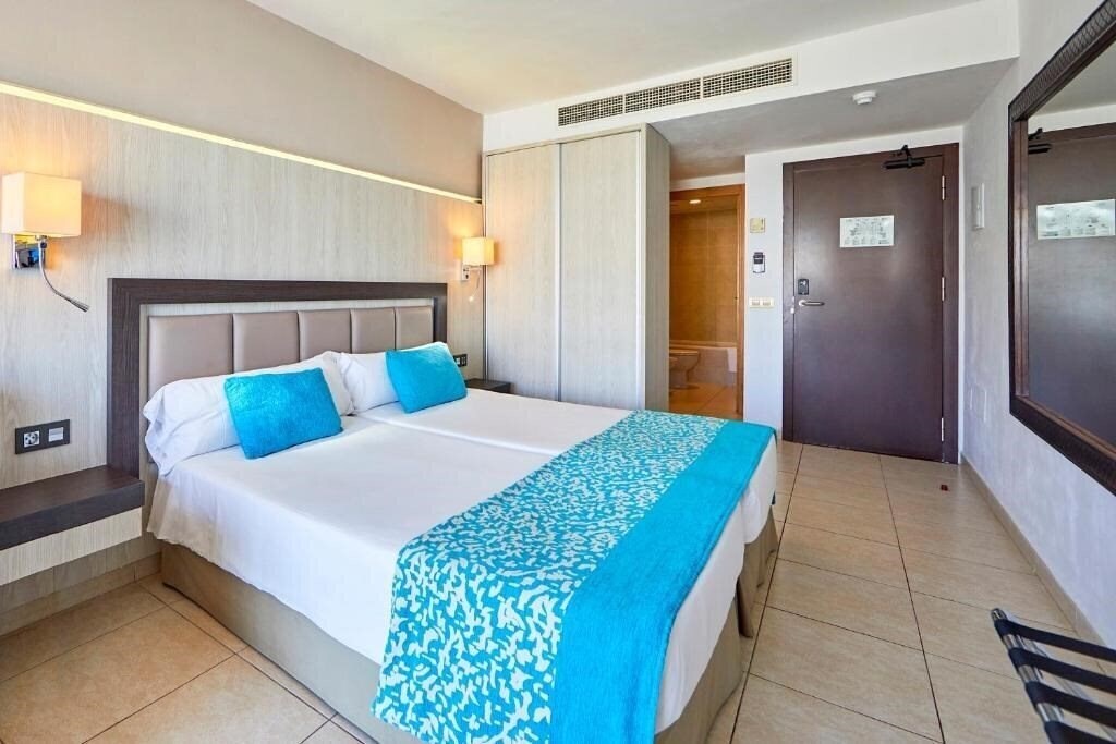 Фото Fiesta Hotel Playa D'en Bossa 3*