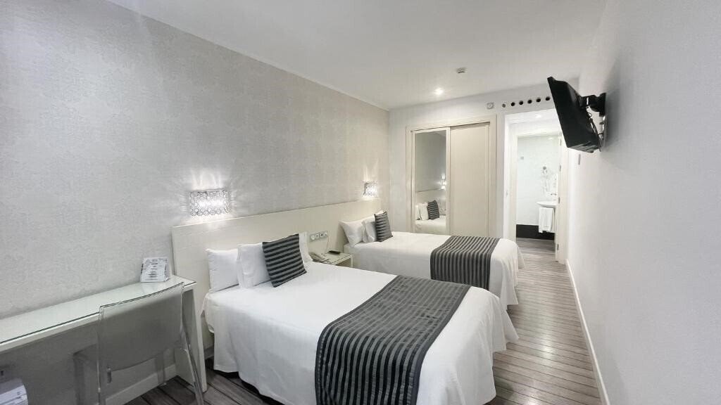 Фото La Boutique Puerta Osario 3*