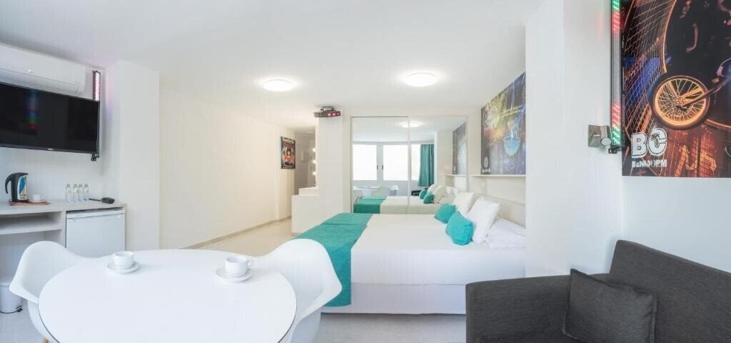 Отель Benidorm Celebrations Pool Party Resort 3*