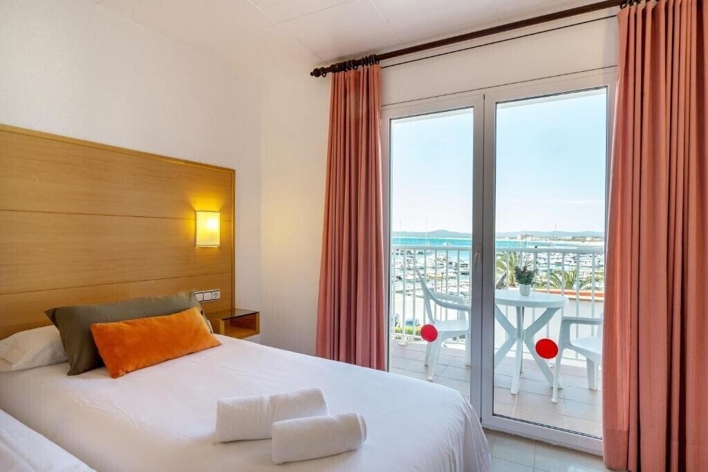 Фото Hotel & Diving Les Illes 2*