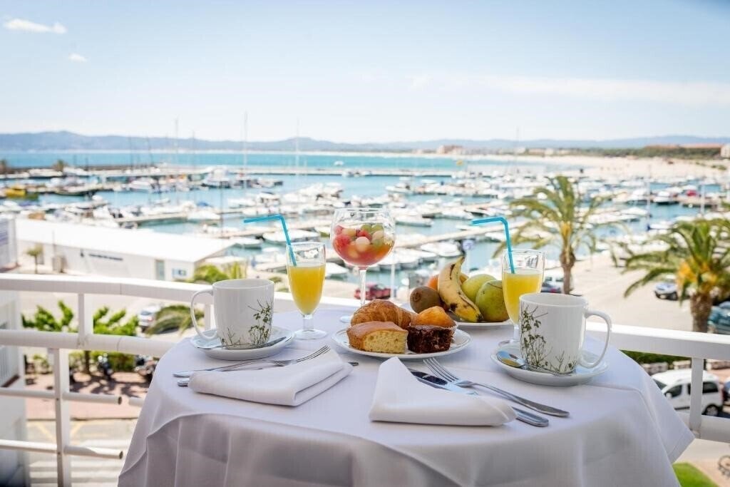 Hotel & Diving Les Illes 2* суреті