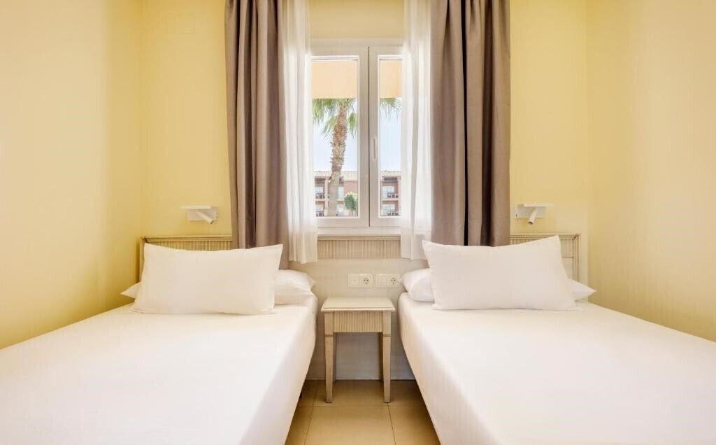 Фото Ilunion Sancti Petri 4*