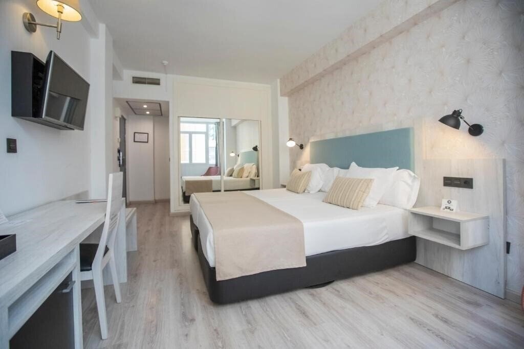 Отель Bahia Malaga 3*