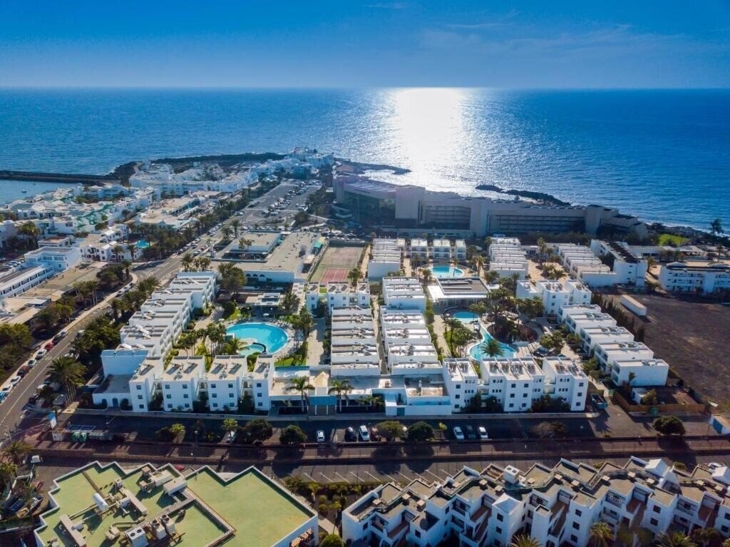 Отель Oasis Lanz Beach Mate 4*