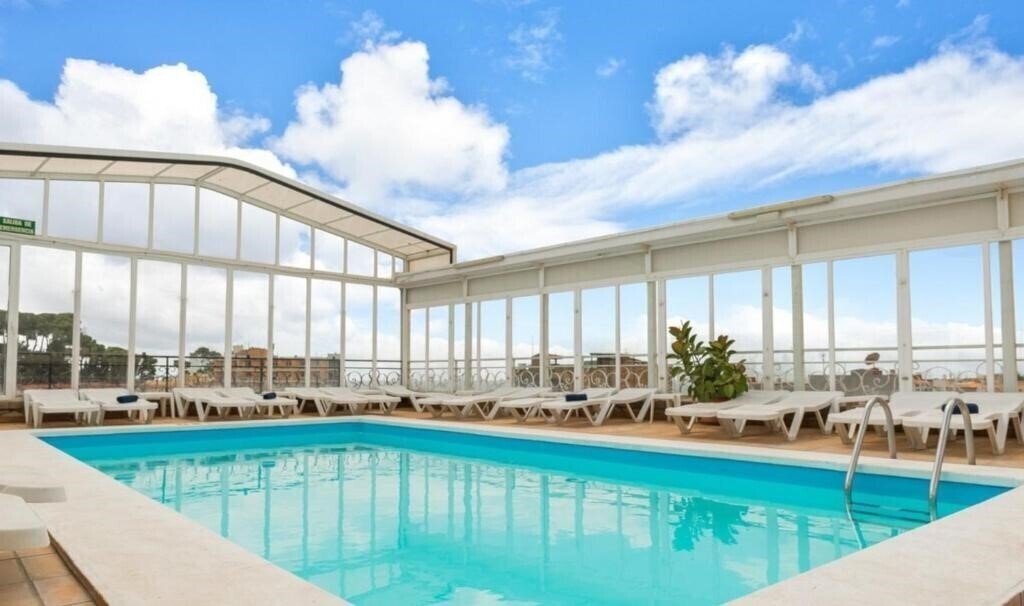 Отель Mercedes 3*