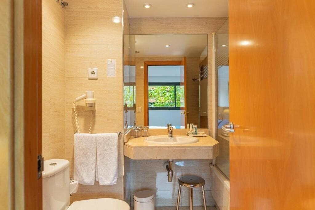 Фотография Globales De Los Reyes Hotel 3*