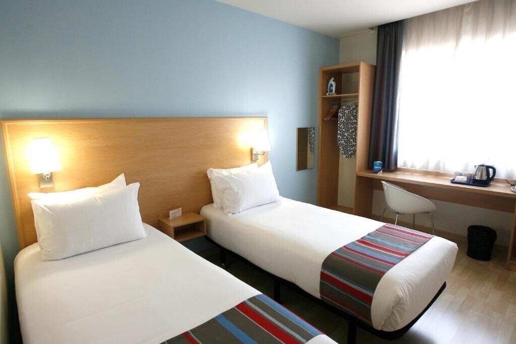 Фото Travelodge Madrid Torrelaguna Hotel 3*