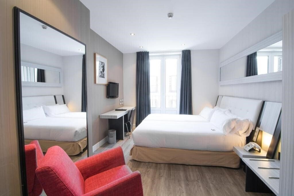 Фото Petit Palace Opera 3*