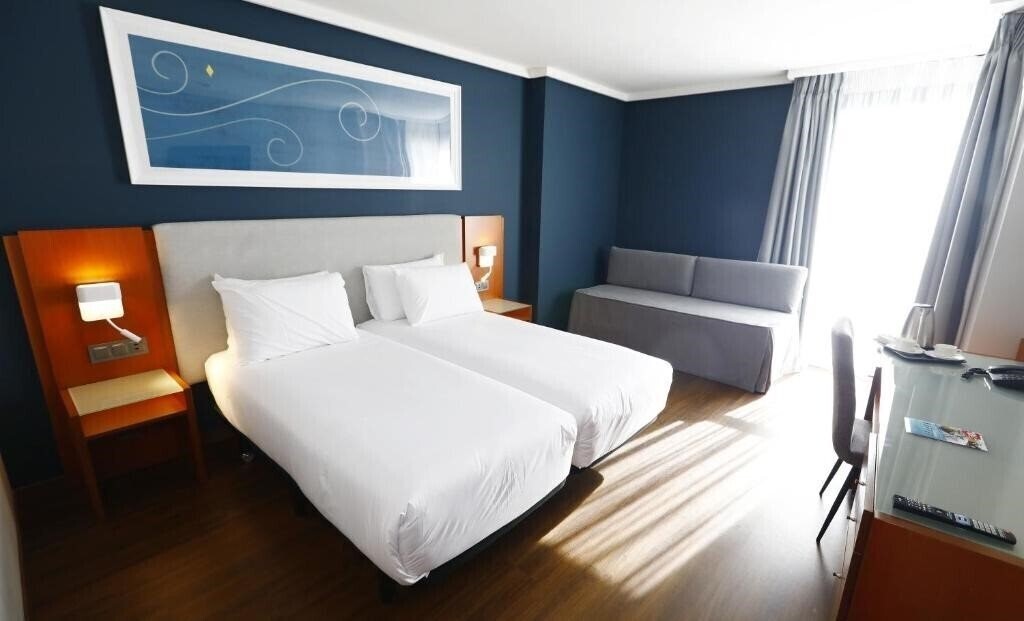 Фото Travelodge Madrid Coslada Airport 3*